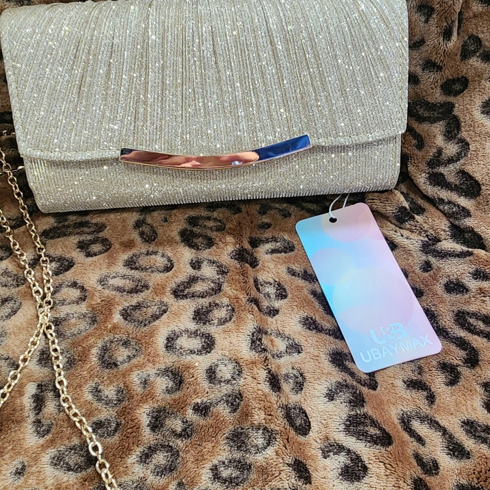 Glittery clutch with chain strap